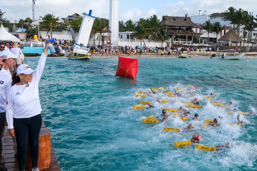 Da banderazo de salida Mara Lezama a 624 competidores del Campeonato Nacional de Aguas Abiertas desde Puerto&nbsp;Morelos