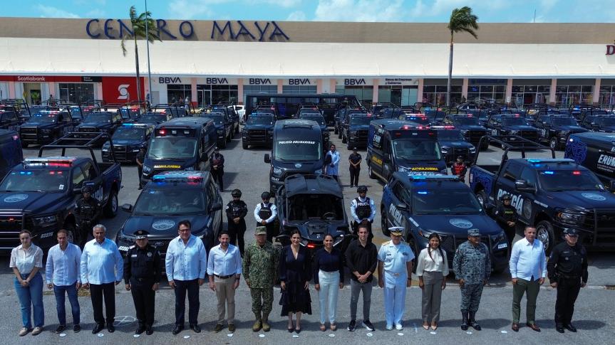 Encabeza Mara Lezama histórica entrega de vehículos policiales en Playa del Carmen, para avanzar en la construcción de&nbsp;paz