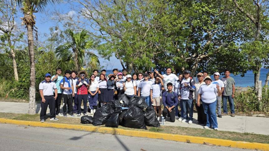 Estudiantes del Colegio de Bachilleres y Ecología Municipal realizan limpieza en playa&nbsp;Caletita