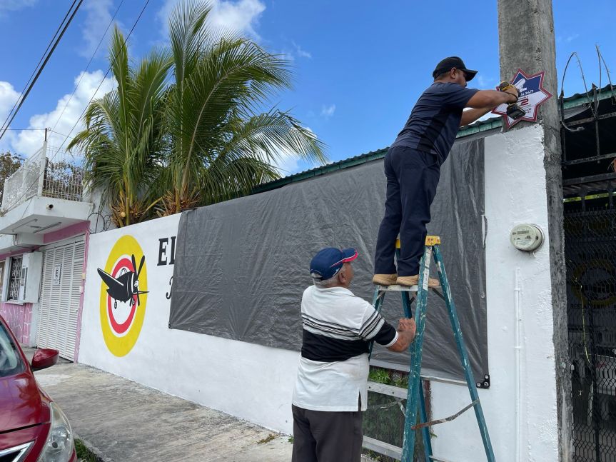 Presidente municipal Chacón entrega distintivo a negocios conectados al C2, reforzando el programa «Blindaje&nbsp;Cozumel»