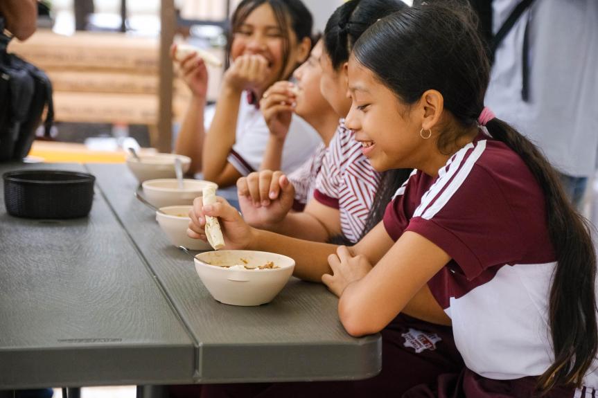 Entrega Mara Lezama desayunador transformado en la secundaria técnica 20 “Rafael Ramírez Castañeda” en&nbsp;Cancún