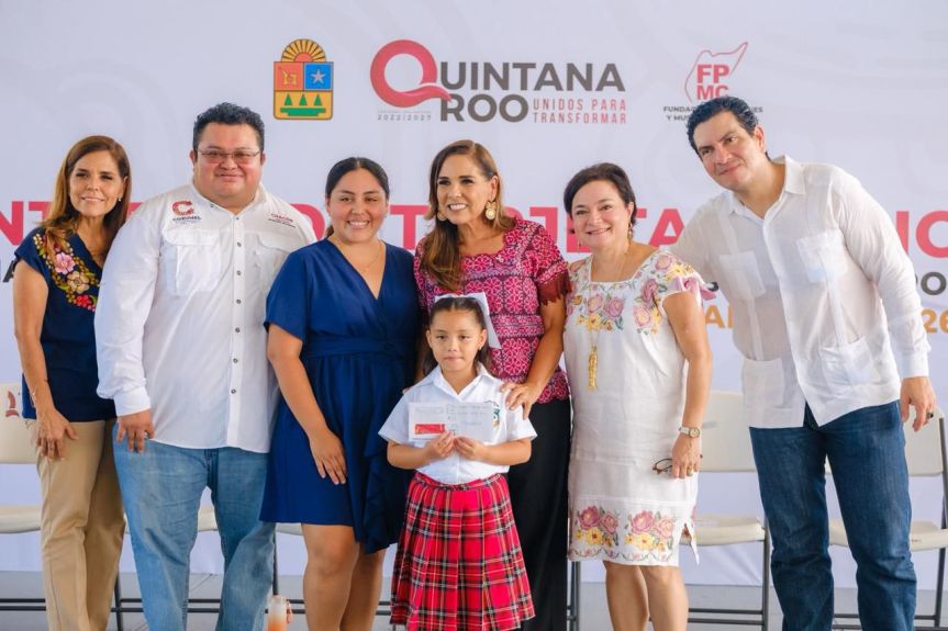 Refuerza Mara Lezama apoyo a educación en Cozumel al entregar tarjetas bancarias del Programa de Becas de la&nbsp;FPMC