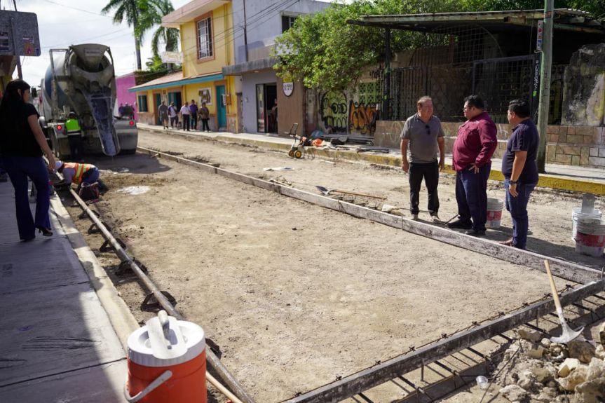 Supervisa Chacón vertido de concreto en la 10ª&nbsp;Avenida