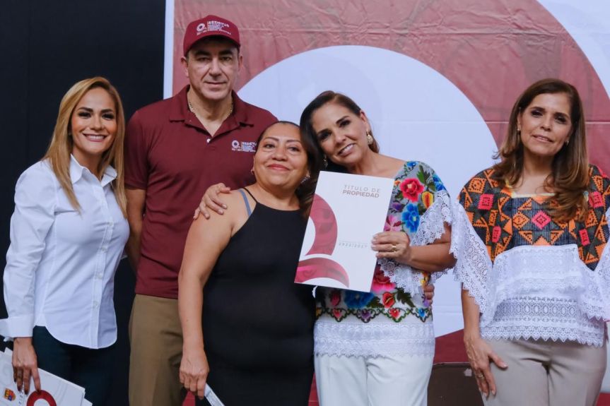 Mara Lezama entrega 126 títulos de propiedad a familias cancunenses, que representa un acto de justicia&nbsp;social