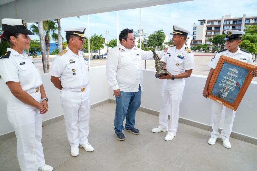 Chacón recibe visita de cortesía del capitán del Buque Escuela Militar “Cuauhtémoc”, con intercambio de&nbsp;placas
