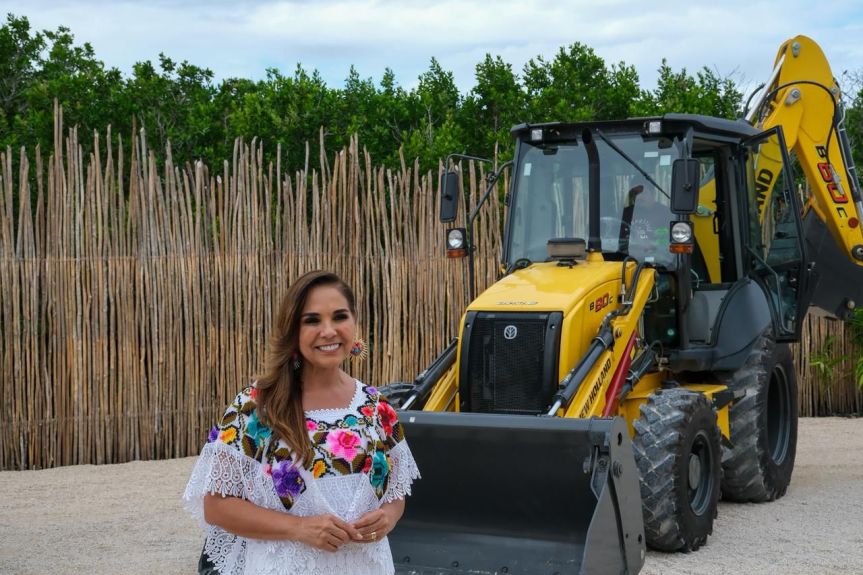 Mahahual recibe de Mara Lezama nuevo equipo para reforzar la limpieza de&nbsp;sargazo