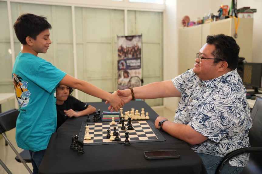 Presidente municipal convive con el Club de Ajedrez del Planetario Cha’an Ka’an y celebra cumpleaños de Arely Martín, joven talento&nbsp;cozumeleño