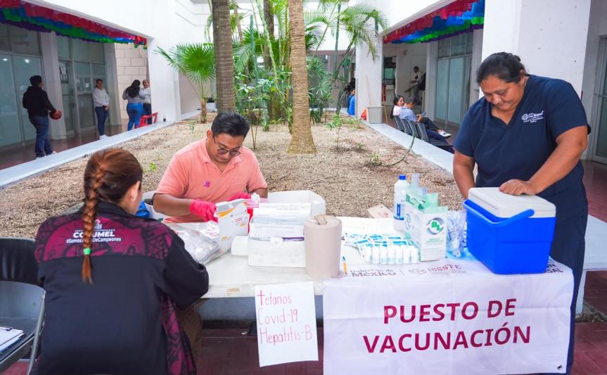Gobierno de Cozumel realiza pruebas rápidas y aplica vacunas en el Palacio&nbsp;Municipal
