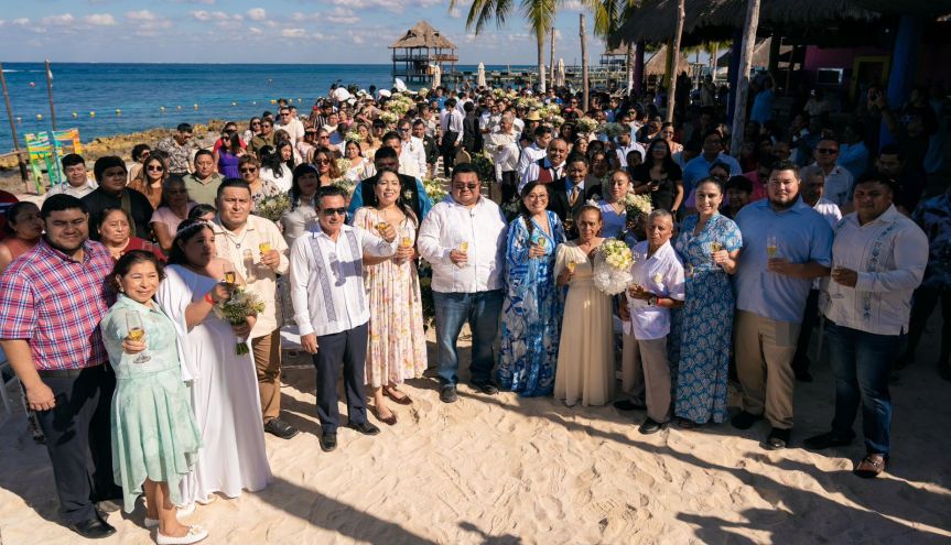 Chacón y Diana celebran bodas colectivas frente al mar en&nbsp;Cozumel