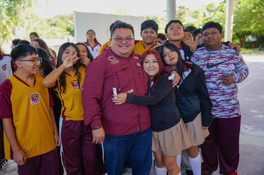 Chacón cumple a estudiantes con área especial en concierto final del carnaval&nbsp;Cozumel