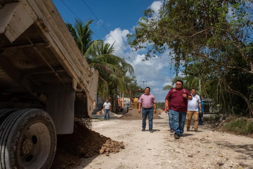 Chacón supervisa trabajos de nivelación de calle en la colonia Félix&nbsp;González