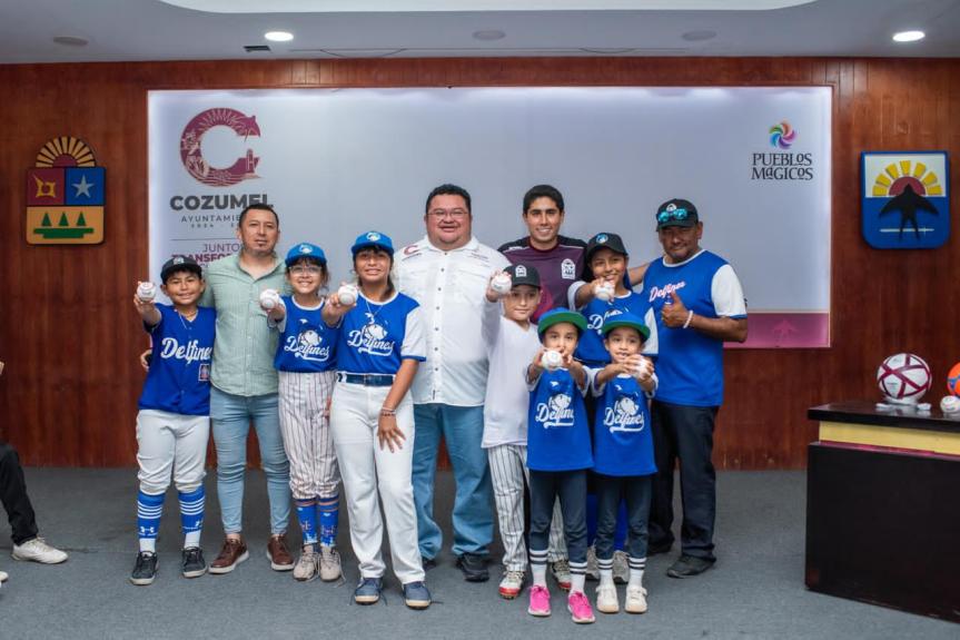 Chacón reafirma su compromiso con el deporte y entrega material a atletas rumbo a fase&nbsp;regional