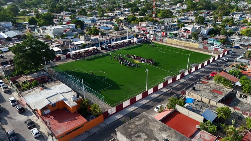 Reinauguran Mara Lezama y Yensunni Martínez cancha “8 de Octubre” en Chetumal para fortalecer el deporte y la&nbsp;convivencia