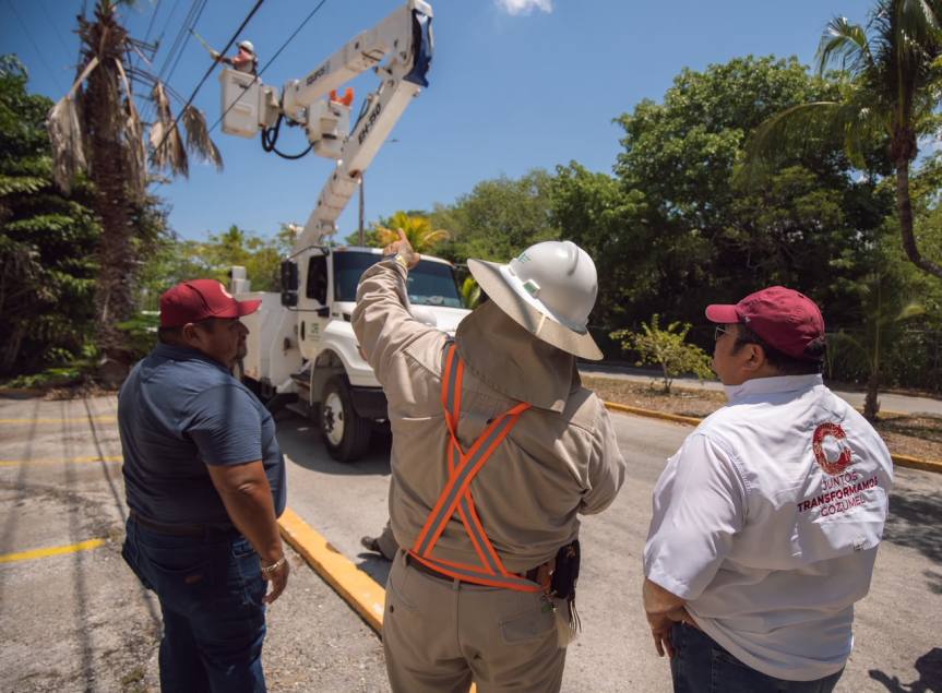 Chacón supervisa trabajos de cuadrillas de la&nbsp;CFE